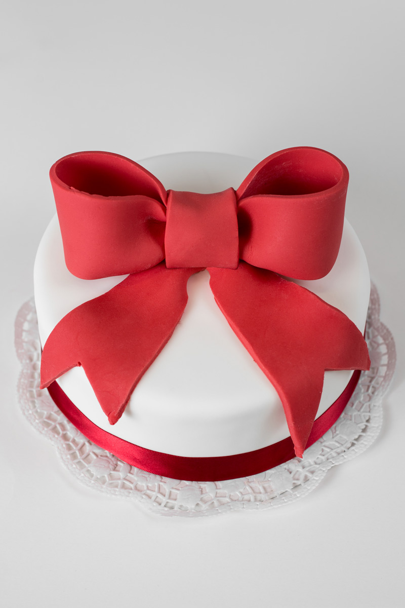 torte-schleife-rot-weiss
