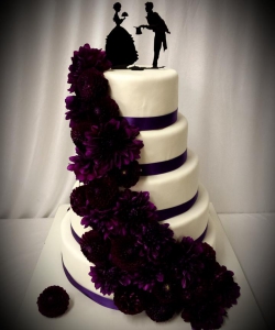 Hochzeitstorte mit dunkler Blumenranke